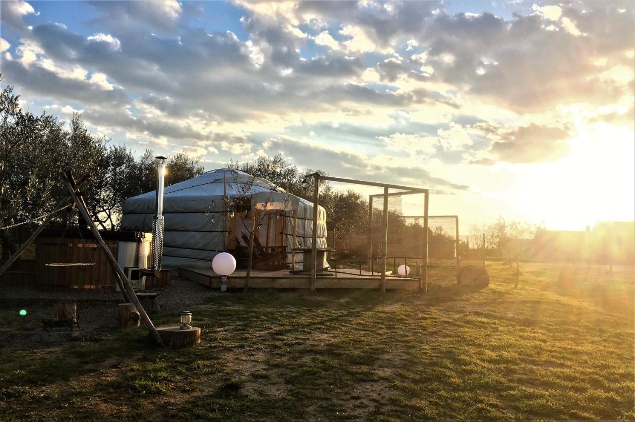 2 Cuori E 1 Yurta Glamping In Tuscany - Adults Only Asciano Exterior photo